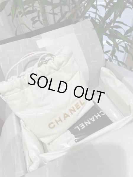 画像6: 【新品】【未使用品】2023 SS 新作 CHANEL シャネル AS3980 CHANEL 22 ミニハンドバッグ シャイニーカーフスキン ホワイト ゴールド金具 ショルダーバッグ 2WAYバッグ レディース 女性用 ブランド 本革 レザー 白 希少 レア プレゼント ギフト バック (6)